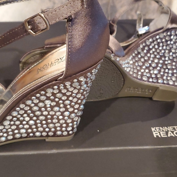 Kenneth Cole Reaction T Strap wedge Sandals - Picture 4 of 7